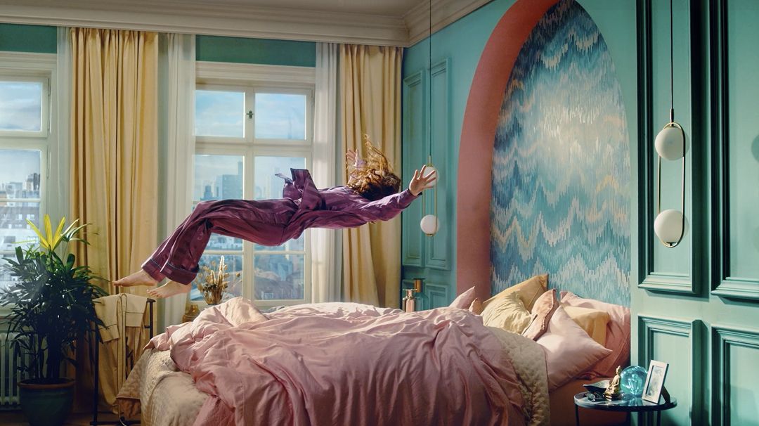 Person falder ned på en seng